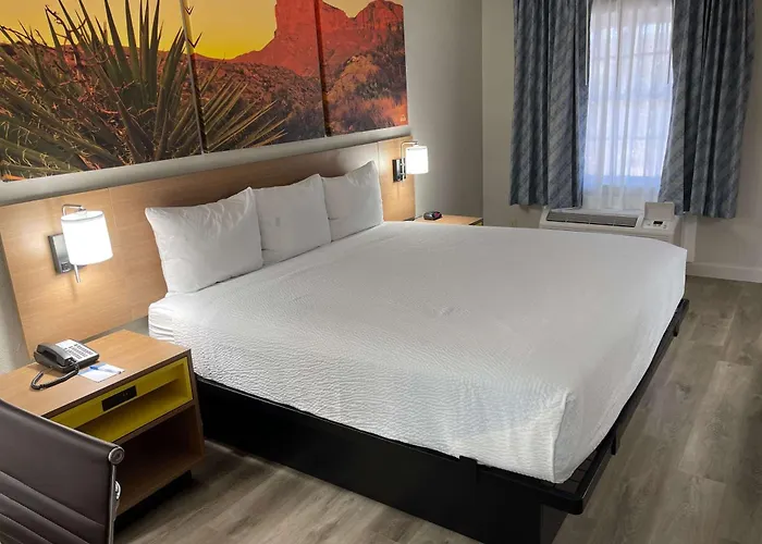 Days By Wyndham Center Hotel Tucson